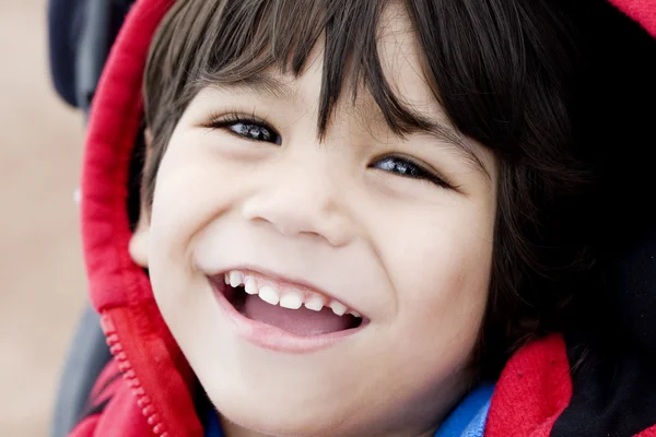 Knappe jongetje glimlachen, close-up — Stockfoto