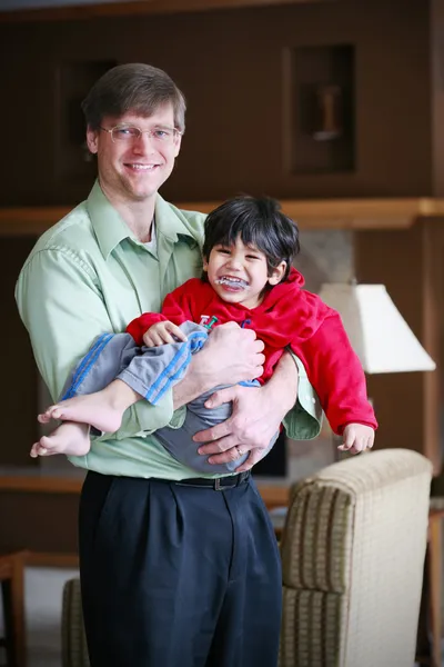 Vader houdt van zijn handicap drie-jarige zoon — Stockfoto
