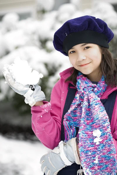 雪で遊ぶ 12 歳美少女 — ストック写真