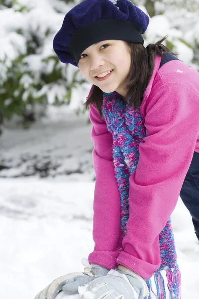 Mooi twaalf jaar oud meisje spelen in de sneeuw — Stockfoto