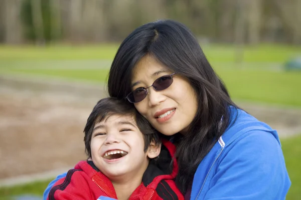 亚洲母亲和儿子一起在公园 — 图库照片