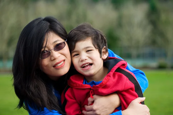 亚洲母亲和儿子一起在公园 — 图库照片
