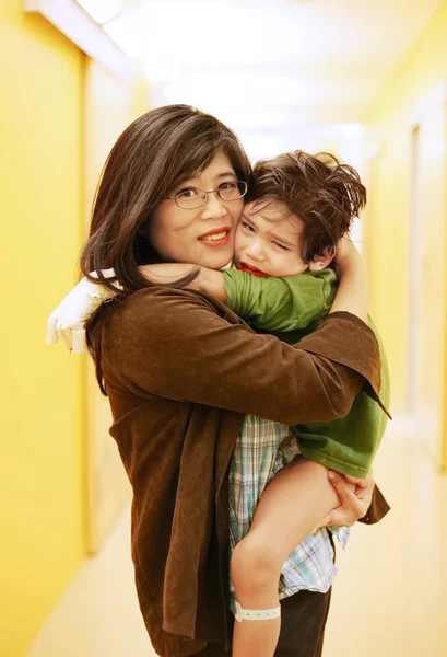 Mother holding son in hospital — Stock Photo, Image