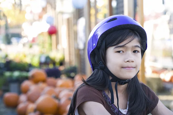 Маленькая девочка с велосипедным шлемом на велосипеде — стоковое фото