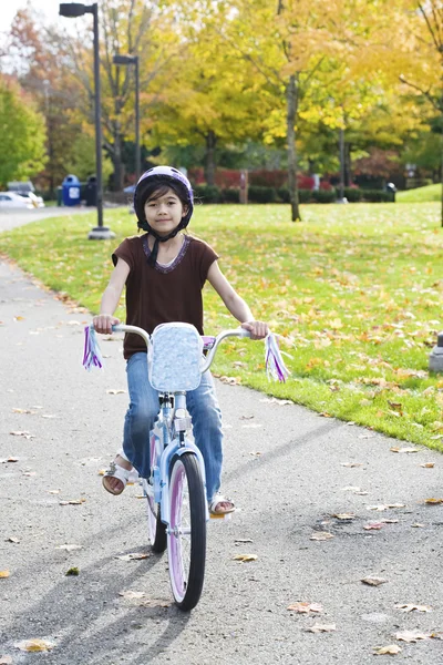 Küçük kız binicilik bisiklet park — Stok fotoğraf