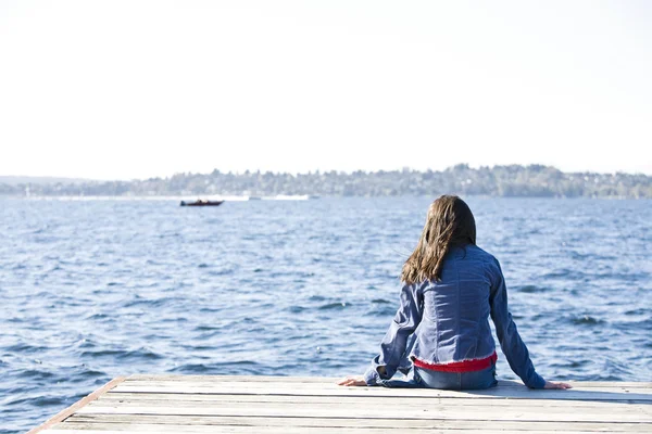 Enfant assis seul sur le quai — Photo