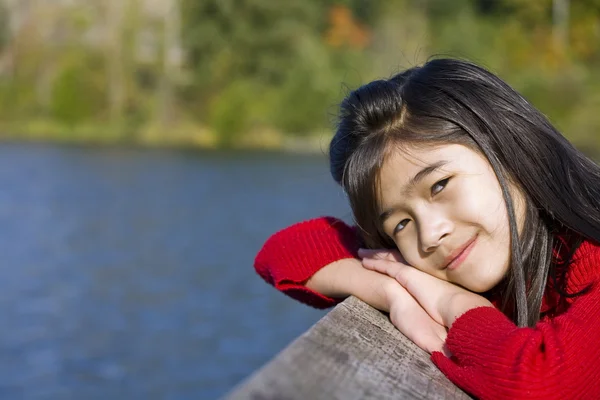 Kleines Mädchen entspannt sich am See — Stockfoto
