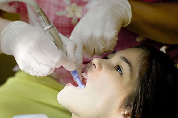 Malá holčička se zuby čistit v zubní ordinaci — Stock fotografie