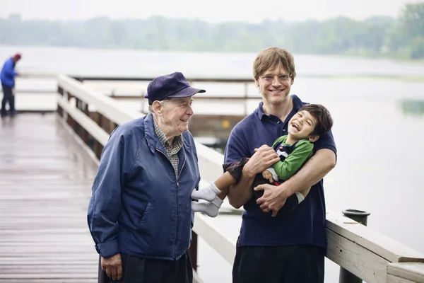 Три поколения взаимодействуют друг с другом — стоковое фото