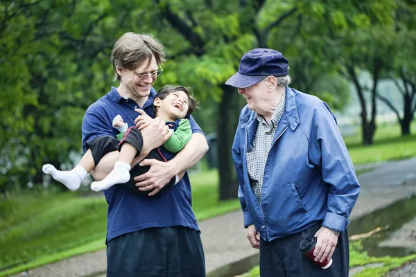 Trois générations interagissent ensemble — Photo