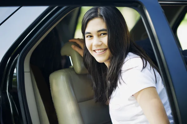 Krásná dospívající dívka, dveře auta — Stock fotografie