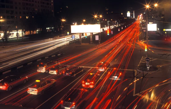 Araba Işıklar Caddesi Üzerinde Hareket Bulanıklığı Boş Billboard Reklam Için — Stok fotoğraf