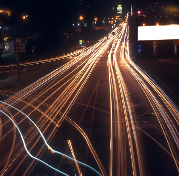 Rörelseoskärpa bil lampor på gatan på natten. — Stockfoto