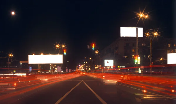 Движение Размытие Автомобильных Огней Улице Ночью Пустыми Рекламными Щитами Готовыми — стоковое фото