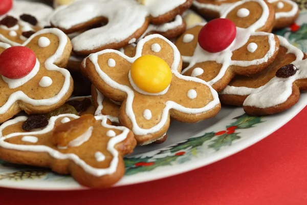 Vánoční perníčky na talíři — Stock fotografie