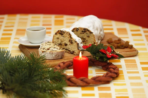 Christmas cake and advent wreath — Stock Photo, Image