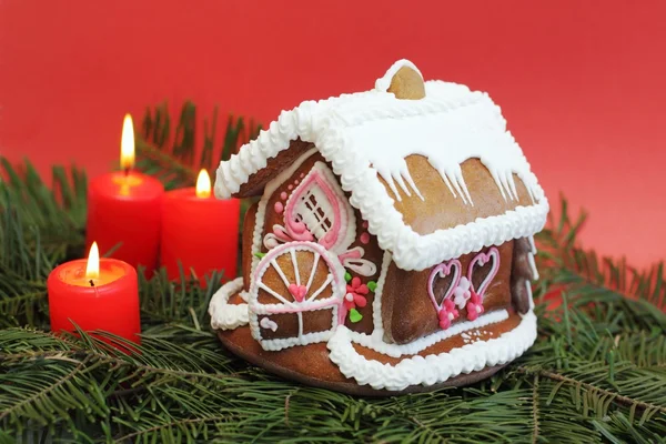Casa de pão de gengibre de Natal com velas — Fotografia de Stock