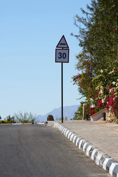 boş geniş yol levhası