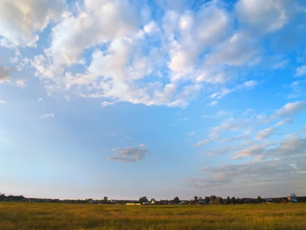 Maaseudun näkymä korkealla sinisellä taivaalla — kuvapankkivalokuva