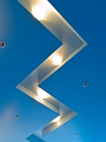 Plafond bleu avec lampes — Photo