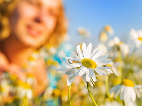행복 한 소녀와 함께 여름 꽃 — 스톡 사진