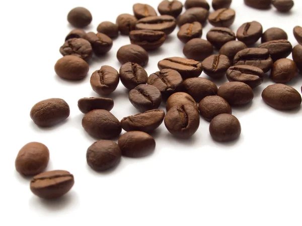 Rostade kaffebönor på vit bakgrund — Stockfoto