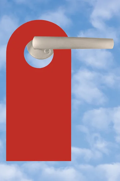 Tag vermelho em branco no punho da porta sobre o céu — Fotografia de Stock