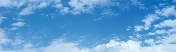 Πανοραμική Φωτογραφία Του Μπλε Καλοκαιρινό Ουρανό Και Σύννεφα — Φωτογραφία Αρχείου