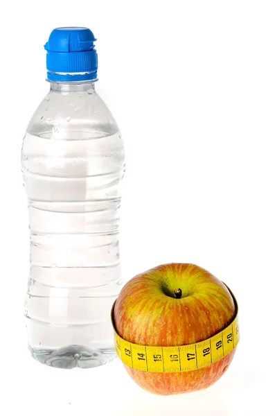 Una Bottiglia Acqua Una Mela Fondo Bianco — Foto Stock