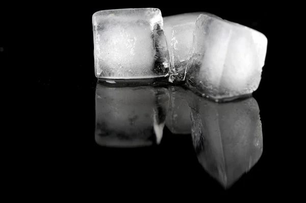 Tre Icecubs Svart Bakgrund — Stockfoto