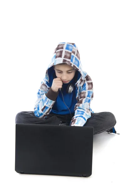 Een Jongen Met Een Laptop Een Witte Achtergrond — Stockfoto