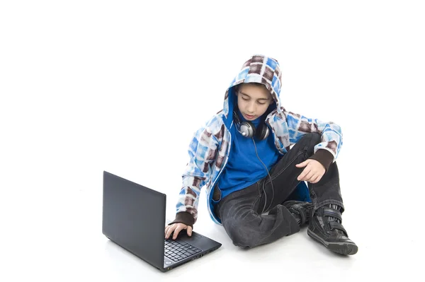 Хлопчик з ноутбука — стокове фото