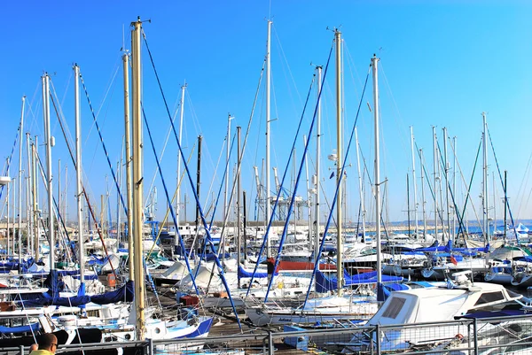 Yachts in marina over blue sky — Stock Photo, Image