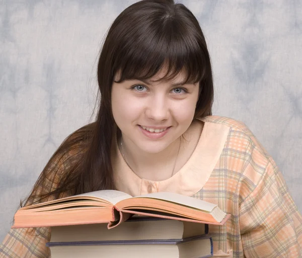 Den unga flickan med böcker — Stockfoto