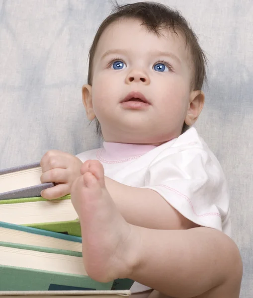 Il bambino piccolo con libri — Foto Stock