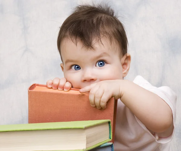 Pequena Criança Com Livros Contexto Leve Imagem De Stock