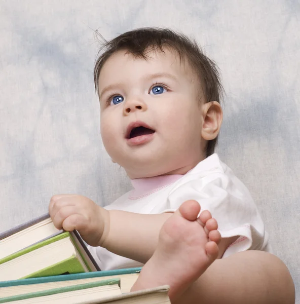 A criança pequena com livros Imagens Royalty-Free