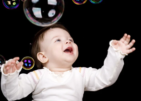 A criança pequena e bolhas de sabão — Fotografia de Stock