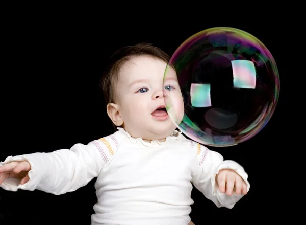 A criança pequena e bolhas de sabão Fotografias De Stock Royalty-Free