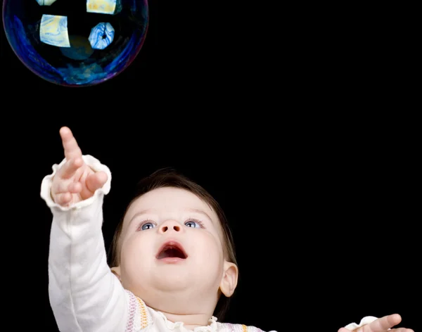 A criança pequena e bolhas de sabão Fotografia De Stock