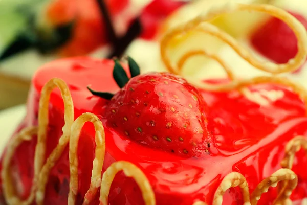 Tårta med jordgubbar toppning — Stockfoto