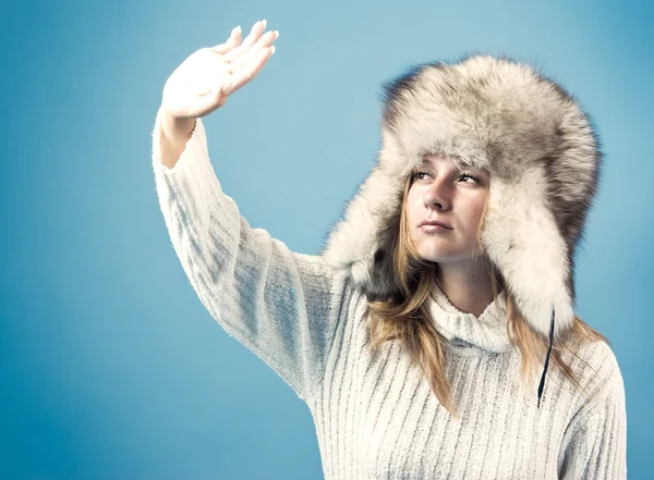 겨울 스타일에 매력적인 여자의 초상화 — 스톡 사진