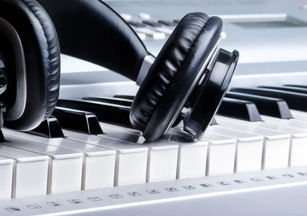 Headphones on keyboard — Stock Photo, Image