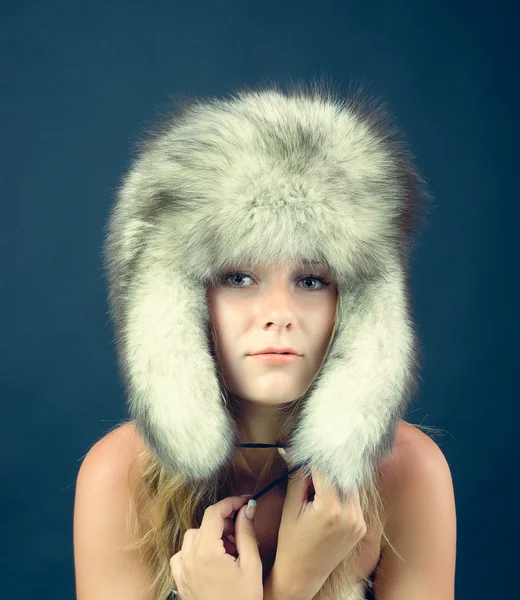 Portrét atraktivní ženy v zimě stylu — Stock fotografie