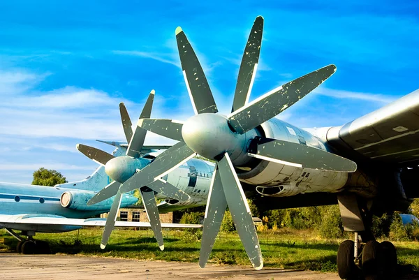 Uçak motor pervanesi ve hava alımı mavi gökyüzü ile — Stok fotoğraf