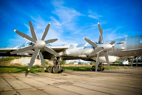 Motor de avião com hélice e entrada de ar contra o céu azul — Fotografia de Stock
