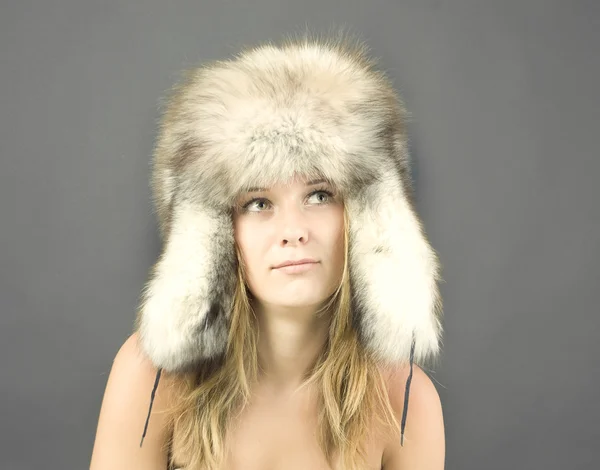 Portret van aantrekkelijke vrouw in winter stijl — Stockfoto