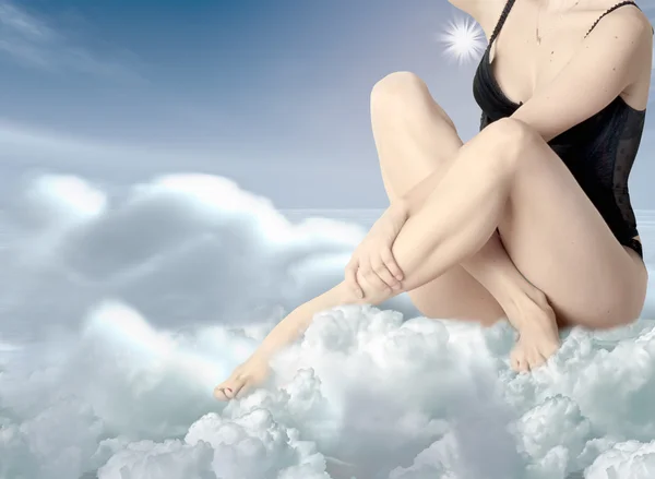 Joven sexy mujer en las nubes — Foto de Stock