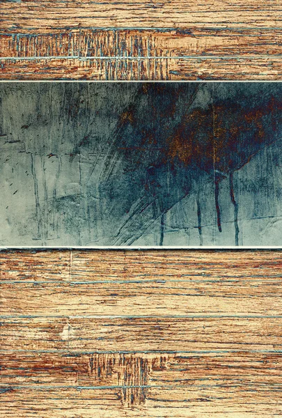 Металлическая пластина на деревянном фоне — стоковое фото