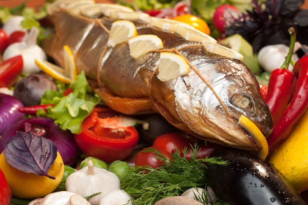 stock image Baked salmon with fresh vegetables